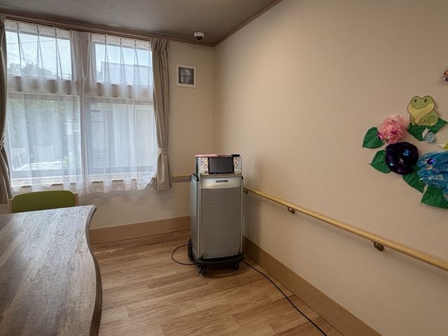 自然光が入る部屋 居室 広い窓から自然光が差し込む明るい部屋です。快適な環境で働くことができます。
