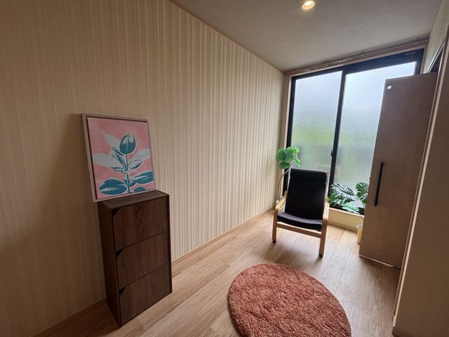 ゆとりある居室 居室 自然光がたっぷり入る心地よい空間で、落ち着いたインテリアが魅力の居室です。