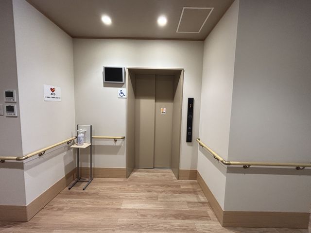 安全なエレベーター エレベーター 手すりが設置されているため、安心して使えるエレベーターです。段差がなく、利用しやすい設計になっています。