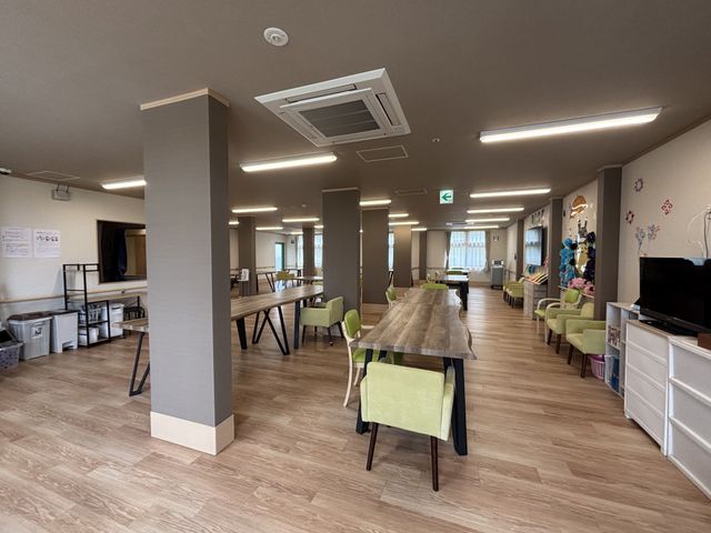 広々としたラウンジ ラウンジ 自然光がたっぷり入る明るいスペースです。リラックスしながら自由に交流が楽しめます。