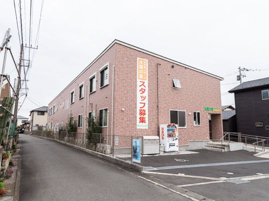 レンガ造りの建物外観