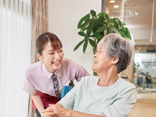 笑顔で会話するスタッフと利用者