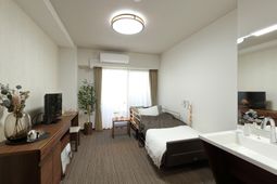 明るい居室の一角