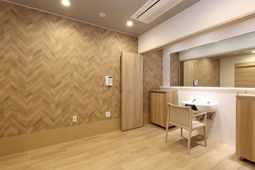 明るい木目調の居室