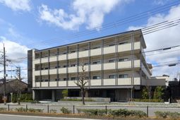 明るい建物の外観
