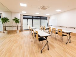 多目的スペースの清潔な室内