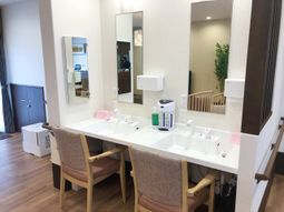 明るい居室の洗面台