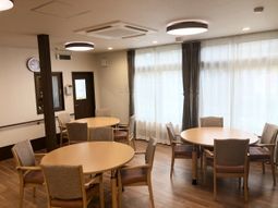 円卓と椅子のある食堂