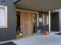 暖かみのあるエントランス