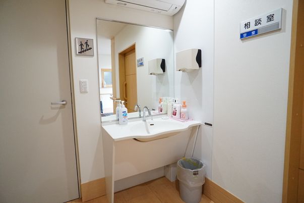 館内に設置されている、入居者が自由に使用できる洗面台