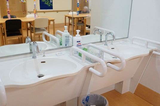 手すり付き洗面台