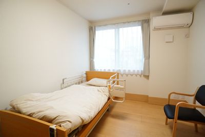 ベッドと椅子のある居室