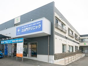 施設外観の建物入口  
