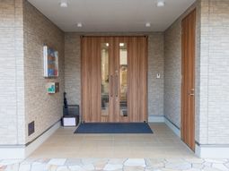 明るいエントランスエリア