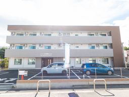 明るい外観の建物