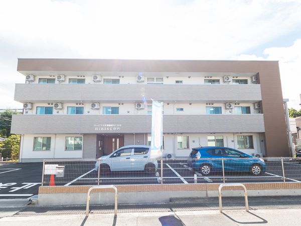 明るい外観の建物