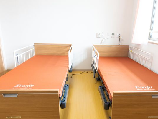 木製ベッドの並ぶ居室