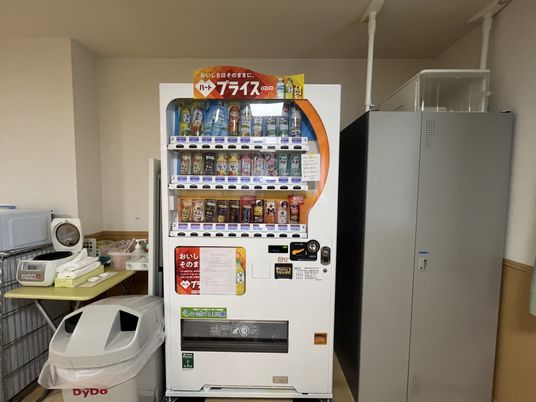 飲み物が並ぶ自販機
