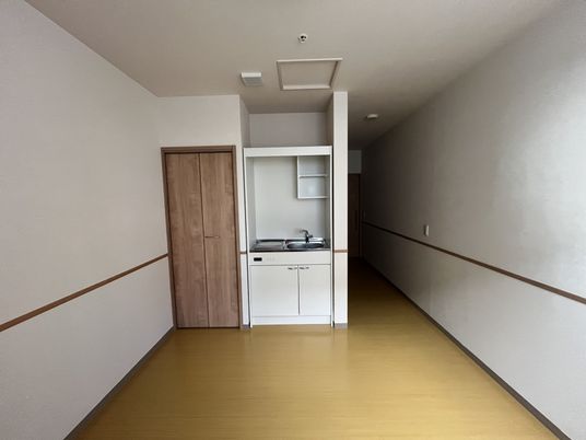 簡素なキッチンの居室