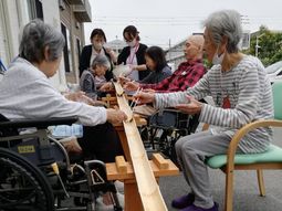 飾り付けのあるリビング