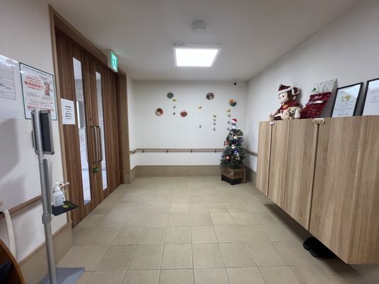 飾り付けがある廊下