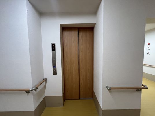 エレベーター前の廊下