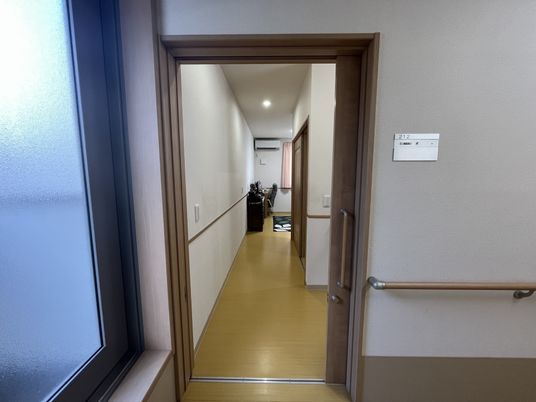 明るい廊下とドア