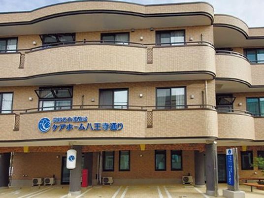 明るい外観の建物正面  