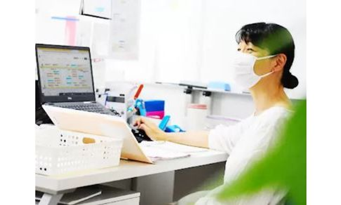 スタッフが作業する様子