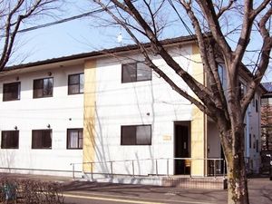 白壁の建物と木々の外観