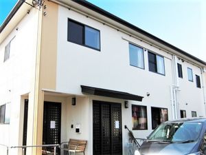 明るい外観の建物