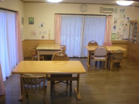 明るい居室の風景