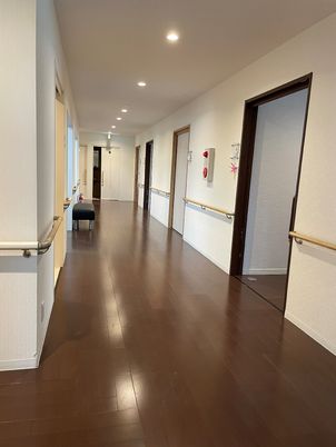 手すり付きの明るい廊下