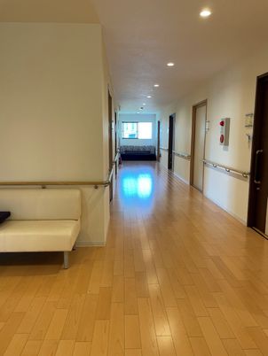 明るく広々とした廊下