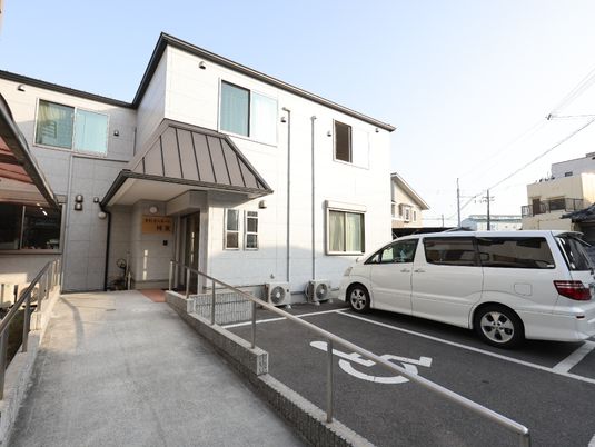 明るい建物の外観
