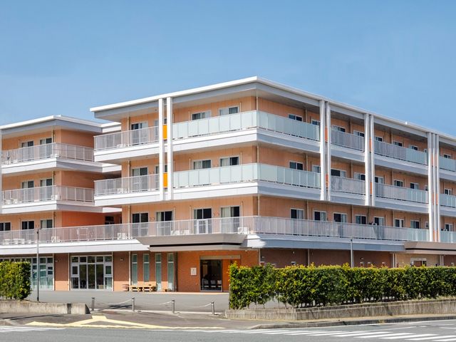 現代的な建物の外観 外観 広々とした外観で、明るい雰囲気が魅力的です。緑に囲まれた落ち着いた環境です。
