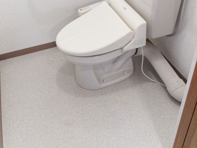 手すり付きトイレ トイレ   手すりが設置された清潔感のあるトイレです。介助しやすい動線が確保されているため、スタッフの支援もしやすそうです。