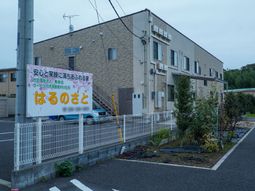 建物の外観と看板