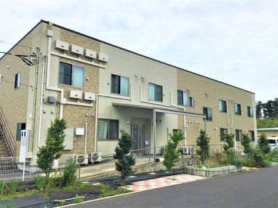 ベージュの壁の建物外観