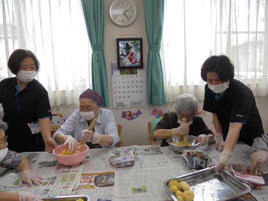 皆で料理活動を楽しむ様子