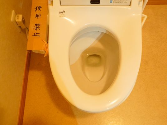 清潔なトイレのアップ