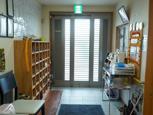 明るいエントランス周辺