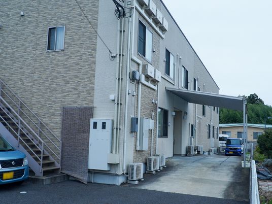 建物の外観と駐車場