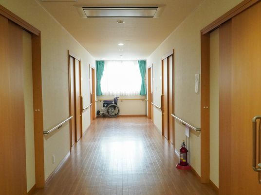 広々とした明るい廊下