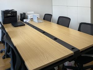 会議用の机と椅子の部屋  
