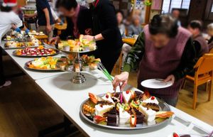色とりどりのケーキが並ぶテーブル
