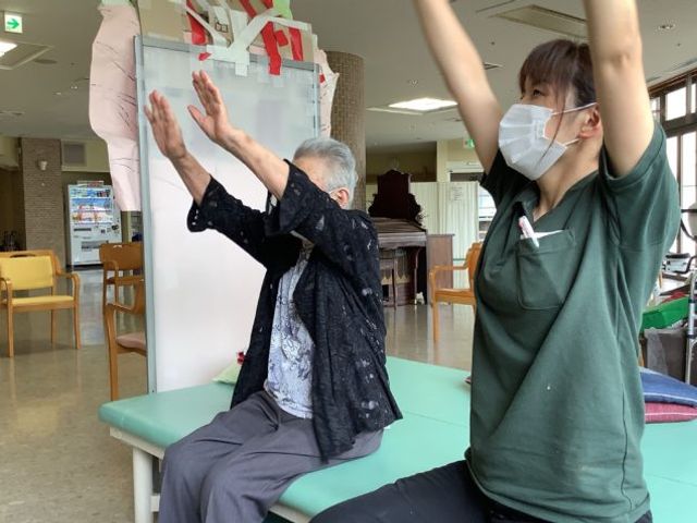 運動をするシーン 機能訓練室 広々とした空間で、スタッフと一緒に楽しくエクササイズを行えます。自然光が差し込むリラックスした環境です。