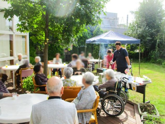 緑豊かな屋外スペース 中庭 自然光が溢れる中庭で、利用者同士が楽しく交流を深めています。静かで心地よいひとときが過ごせます。