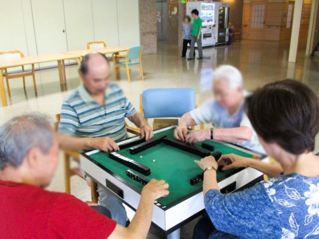 人々が集まる空間 ラウンジ 広々とした共有スペースで、テーブルを囲みながら交流が楽しめます。リラックスした雰囲気が魅力です。