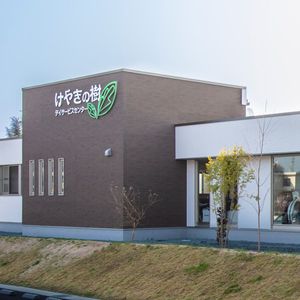 シンプルな外観の建物
